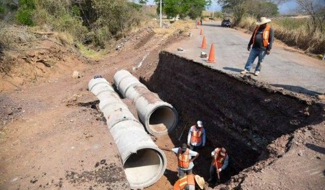 Tras 10 años sin mantenimiento, rehabilita SCOP tramo carretero Aguililla-Dos Aguas 1 Refuerza SSP operativo en Cotija para garantizar el orden y la tranquilidad
