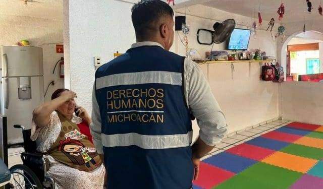 Mujer queda atrapada en juego mecánico, en Maravatío