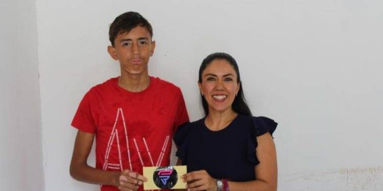 Impulsa Fanny Arreola el deporte en Apatzingán; apoyo al ciclista Jorge Eduardo Huerta Béjar