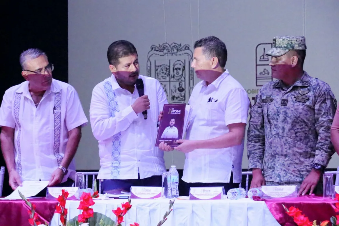 Recibio El Informe El Representante Del Gobernador El Maestro Aldo Agustin Gomez Zapien Coordinador General Del C5I En Michoacan - El Día De Michoacán