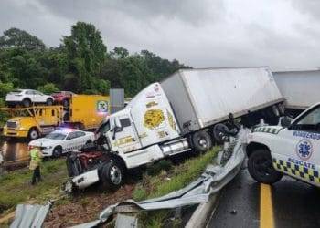 Otro Tráiler De Doble Remolque Se Accidenta Y Bloquea La Autopista Siglo Xxi 4 Imparte Fge Conferencia En Conmemoración Del Día Mundial Contra La Trata De Personas