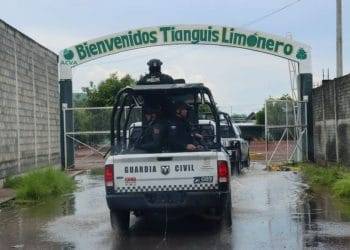 En Uruapan, choca patrulla contra camión de carga