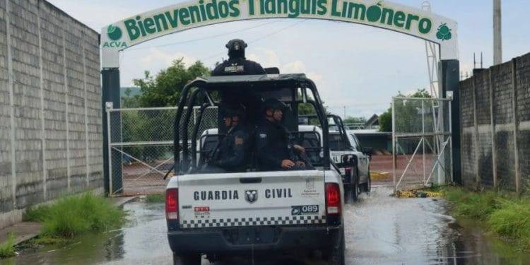 En Uruapan, choca patrulla contra camión de carga