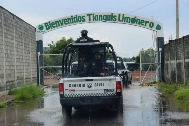En Uruapan, Choca Patrulla Contra Camión De Carga