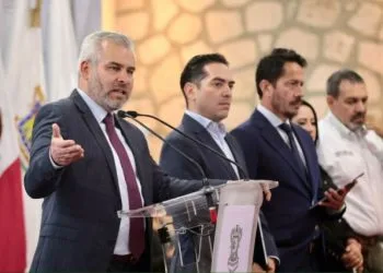 Árbol Se Desploma Sobre Un Autobús, En La Carretera «Libre» Uruapan-Pátzcuaro; 2 Heridos