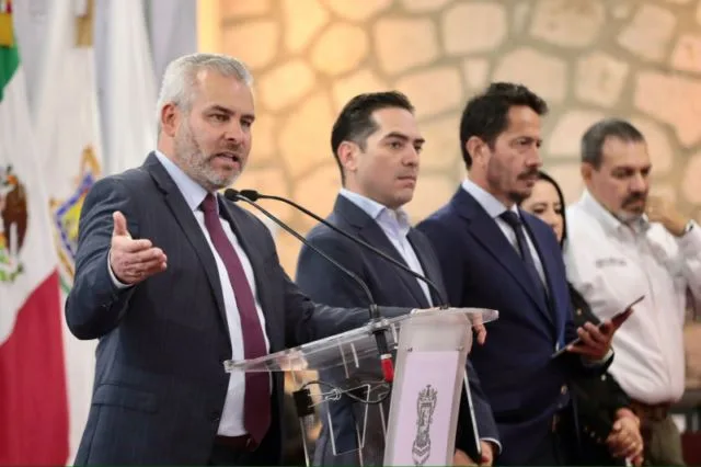 Árbol Se Desploma Sobre Un Autobús, En La Carretera «Libre» Uruapan-Pátzcuaro; 2 Heridos