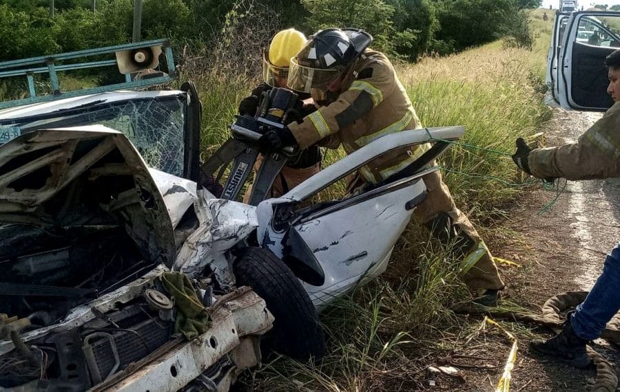 Elementos de Bomberos y Protección Civil con la herramienta hidráulicas, también llamadas “Quijadas de la Vida