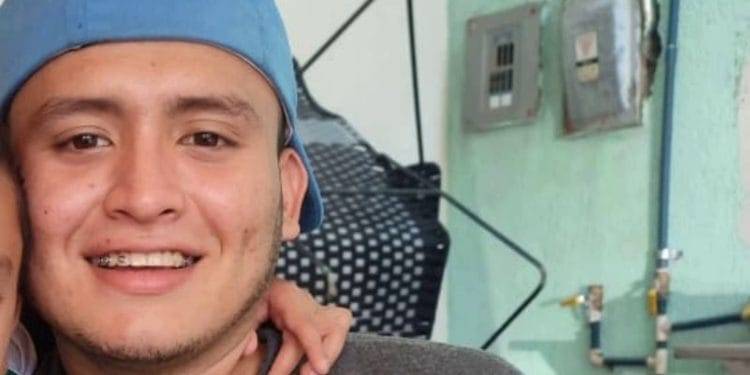 Árbol se desploma sobre un autobús, en la carretera «libre» Uruapan-Pátzcuaro; 2 heridos