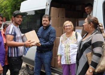 Cortadores de limón reciben dotación alimentaria en Apatzingán