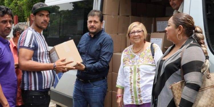 Cortadores de limón reciben dotación alimentaria en Apatzingán