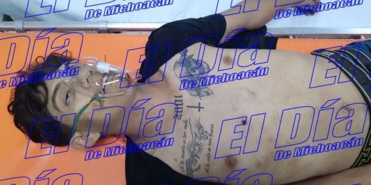 Árbol se desploma sobre un autobús, en la carretera «libre» Uruapan-Pátzcuaro; 2 heridos