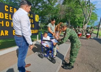 Nombran a niño con capacidad diferente Edgar Ernesto, «Soldado Honorario Médico Militar» por un día en Hospital Militar de Apatzingán (CONTIENE VIDEO)