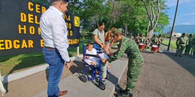 Nombran a niño con capacidad diferente Edgar Ernesto, «Soldado Honorario Médico Militar» por un día en Hospital Militar de Apatzingán (CONTIENE VIDEO) 1 Nombran a niño con capacidad diferente Edgar Ernesto, «Soldado Honorario Médico Militar» por un día en Hospital Militar de Apatzingán (CONTIENE VIDEO)