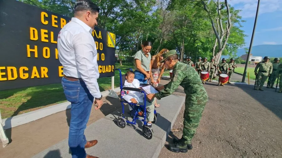 Nombran A Niño Con Capacidad Diferente Edgar Ernesto, «Soldado Honorario Médico Militar» Por Un Día En Hospital Militar De Apatzingán (Contiene Video) 19 El Teniente Coronel De Sanidad Fernando Reyes Hernández, Subdirector Del Hospital Militar De Zona, Imposición De Insignias Del Ejercito Mexicano