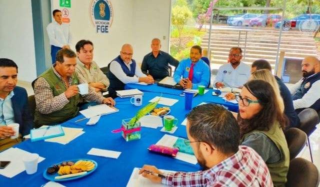Fortalece FGE comunicación y coordinación con la COFOM, para la atención de delitos contra el ambiente 1 En Uruapan, choca patrulla contra camión de carga