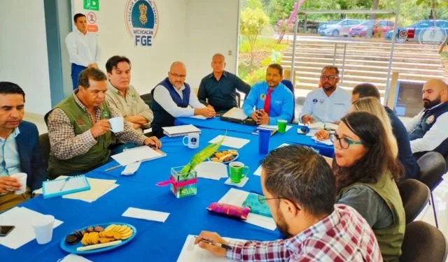 En Uruapan, Choca Patrulla Contra Camión De Carga