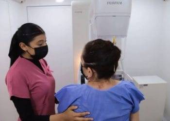 Programan 80 mujeres diarias para detección de cáncer de mama en el Centro de salud de Apatzingán