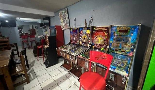 En cateo de billar; asegura seis máquinas tragamonedas  y sustancia con apariencia de narcótico