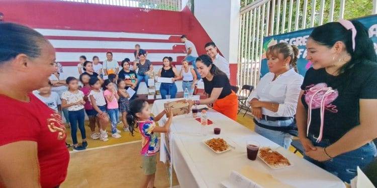 Árbol se desploma sobre un autobús, en la carretera «libre» Uruapan-Pátzcuaro; 2 heridos