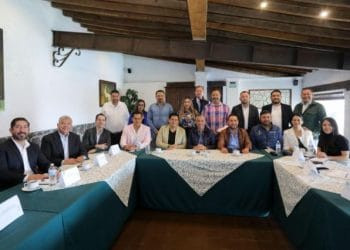 Árbol se desploma sobre un autobús, en la carretera «libre» Uruapan-Pátzcuaro; 2 heridos