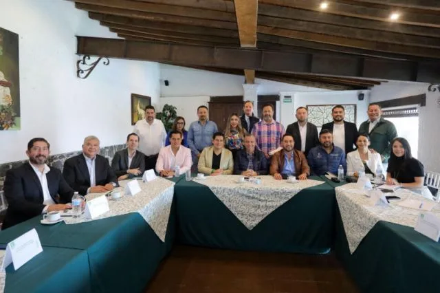 Árbol Se Desploma Sobre Un Autobús, En La Carretera «Libre» Uruapan-Pátzcuaro; 2 Heridos