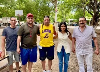 Regidora Paola Castañeda, Ahora Dona Material Deportivo En Las Colonias Cenobio Moreno