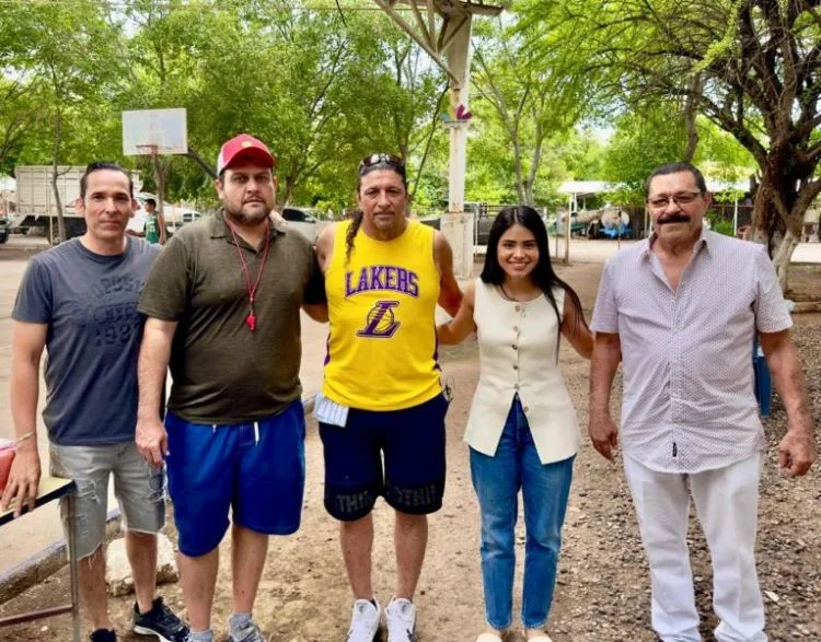 Regidora Paola Castañeda, Ahora Dona Material Deportivo En Las Colonias Cenobio Moreno