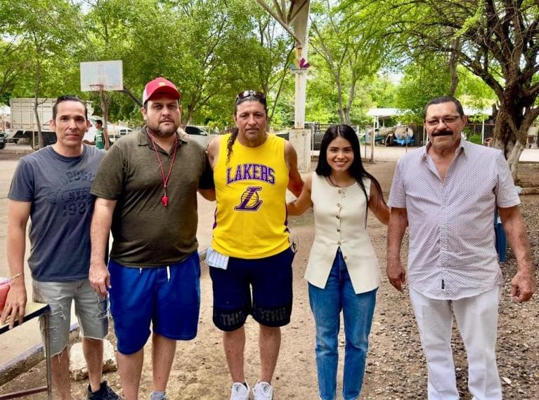 Regidora Paola Castañeda, Ahora Dona Material Deportivo En Las Colonias Cenobio Moreno