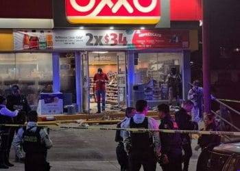Sujeto le prende fuego a un OXXO en Morelia