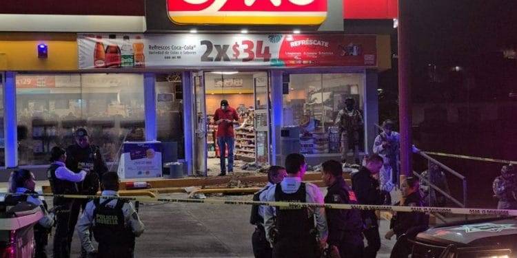 Sujeto le prende fuego a un OXXO en Morelia