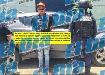 Árbol se desploma sobre un autobús, en la carretera «libre» Uruapan-Pátzcuaro; 2 heridos