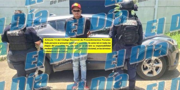 Árbol se desploma sobre un autobús, en la carretera «libre» Uruapan-Pátzcuaro; 2 heridos
