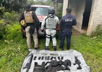 En operativo implementado en Zitácuaro, asegura FGE vehículo, armas de fuego y equipo táctico