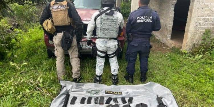 En operativo implementado en Zitácuaro, asegura FGE vehículo, armas de fuego y equipo táctico