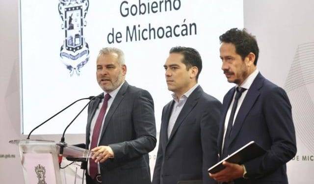 En operativo implementado en Zitácuaro, asegura FGE vehículo, armas de fuego y equipo táctico