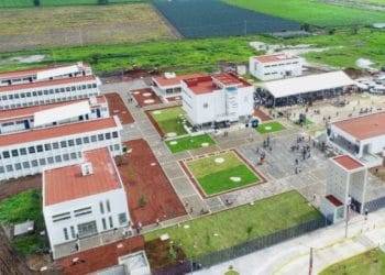 En Uruapan, choca patrulla contra camión de carga