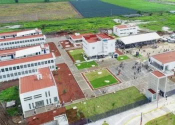 En Uruapan, Choca Patrulla Contra Camión De Carga