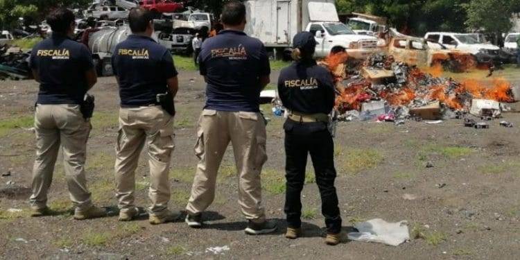 En Apatzingán, incinera FGE productos apócrifos e insumos utilizados para consumo de drogas, asegurados en diversos operativos
