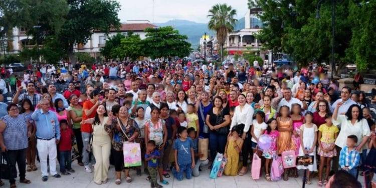 Regresan a Clases en Apatzingán cientos de niños con Fanny Arreola 1 Con maestros en aulas inicia el Ciclo Escolar 2024 – 2025