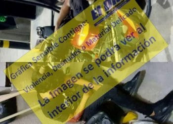 Ataque armado a jóvenes sobre motocicleta en céntrica gasolinera de Apatzingán, dejó un muerto y un herido de gravedad