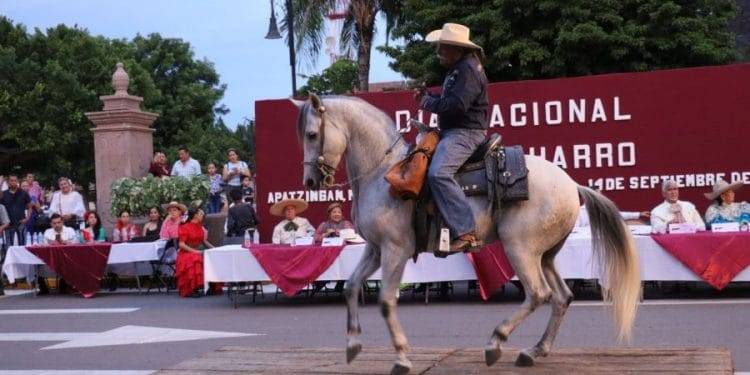 En grande celebran el Día del Charro en Apatzingán