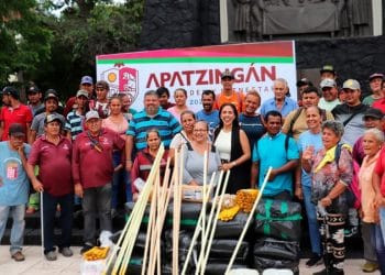 Entrega Fanny Arreola herramientas de trabajo a personal de aseo público