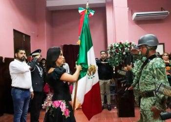 Frente a miles de personas, Fanny Arreola da el grito de independencia como la primera mujer presidenta de Apatzingán
