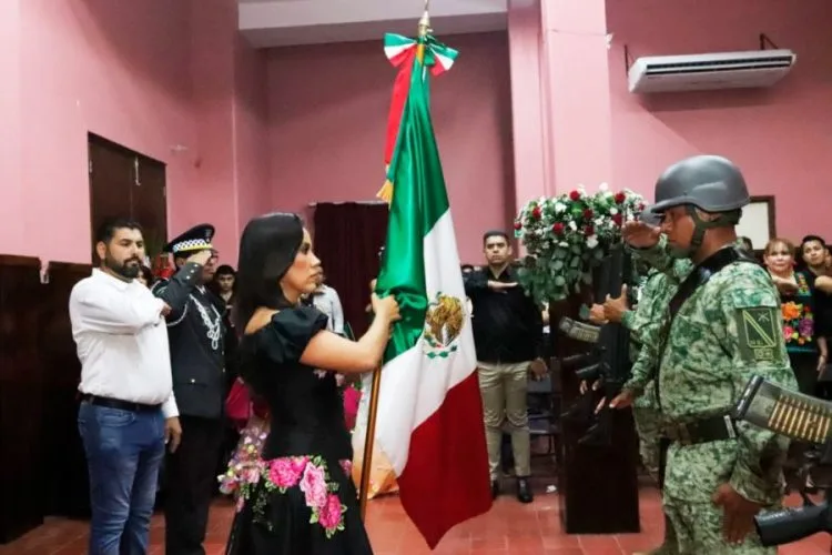 Frente A Miles De Personas, Fanny Arreola Da El Grito De Independencia Como La Primera Mujer Presidenta De Apatzingán 20 Frente A Miles De Personas, Fanny Arreola Da El Grito De Independencia Como La Primera Mujer Presidenta De Apatzingán