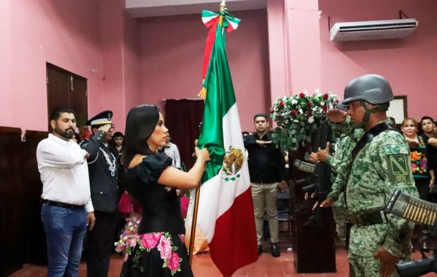Fanny Arreola da el grito de independencia | El Día de Michoacán