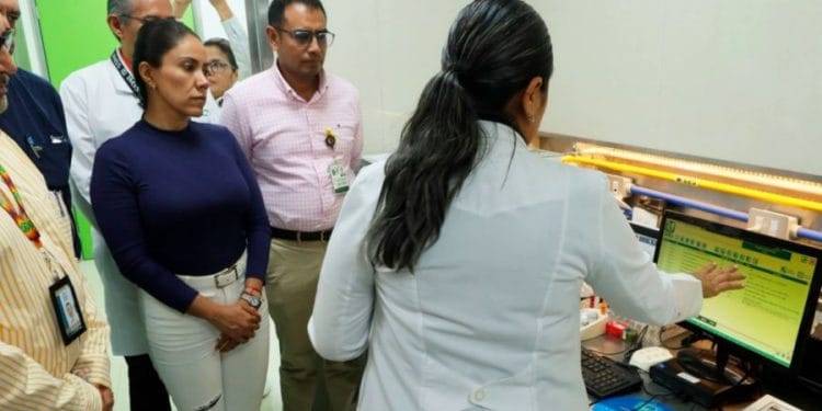 Presidenta Fanny Arreola reconoce inversión para el IMSS Apatzingán 1 Roban llantas de contenedor en el ferrocarril
