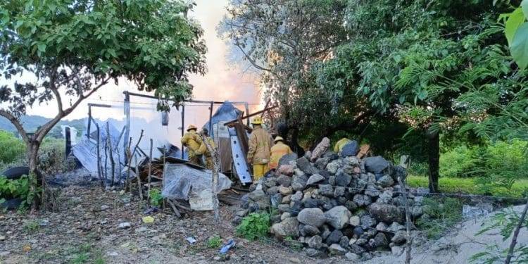 Incendio consume humilde vivienda - El día de Michoacán