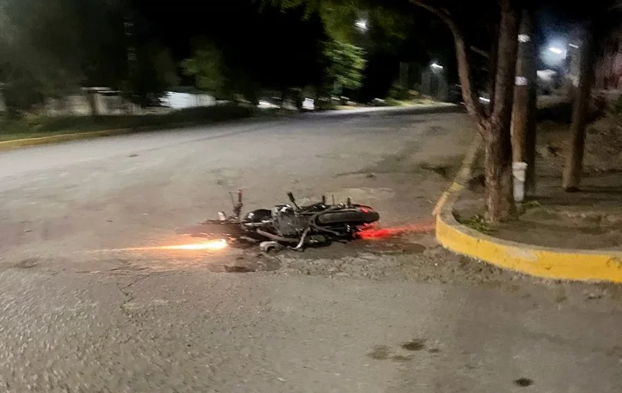 Ataque Armado A Jóvenes Sobre Motocicleta En Céntrica Gasolinera De Apatzingán, Dejó Un Muerto Y Un Herido De Gravedad