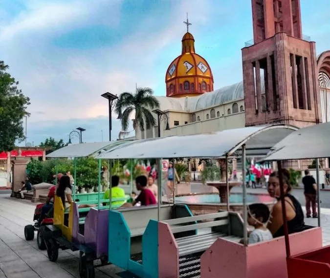 Vuelve A Funcionar El Trenecito Y Los Domingos Familiares En La Plaza De Apatzingán 19 Regresan Semanas Familiares A Apatzingan - El Día De Michoacán