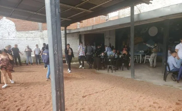 Catean Bar En Morelia, Aseguran Narcóticos Y Detienen A Tres 21 Catean Bar En Morelia, Aseguran Narcóticos Y Detienen A Tres